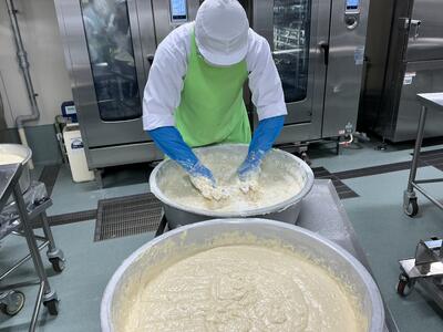 770人分の生地を作っています。小麦粉33㎏です。